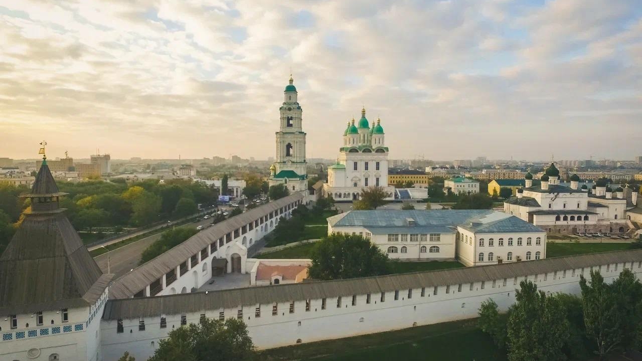 Где живет астрахань. Белый город Астрахань. Фото Астрахань день города.