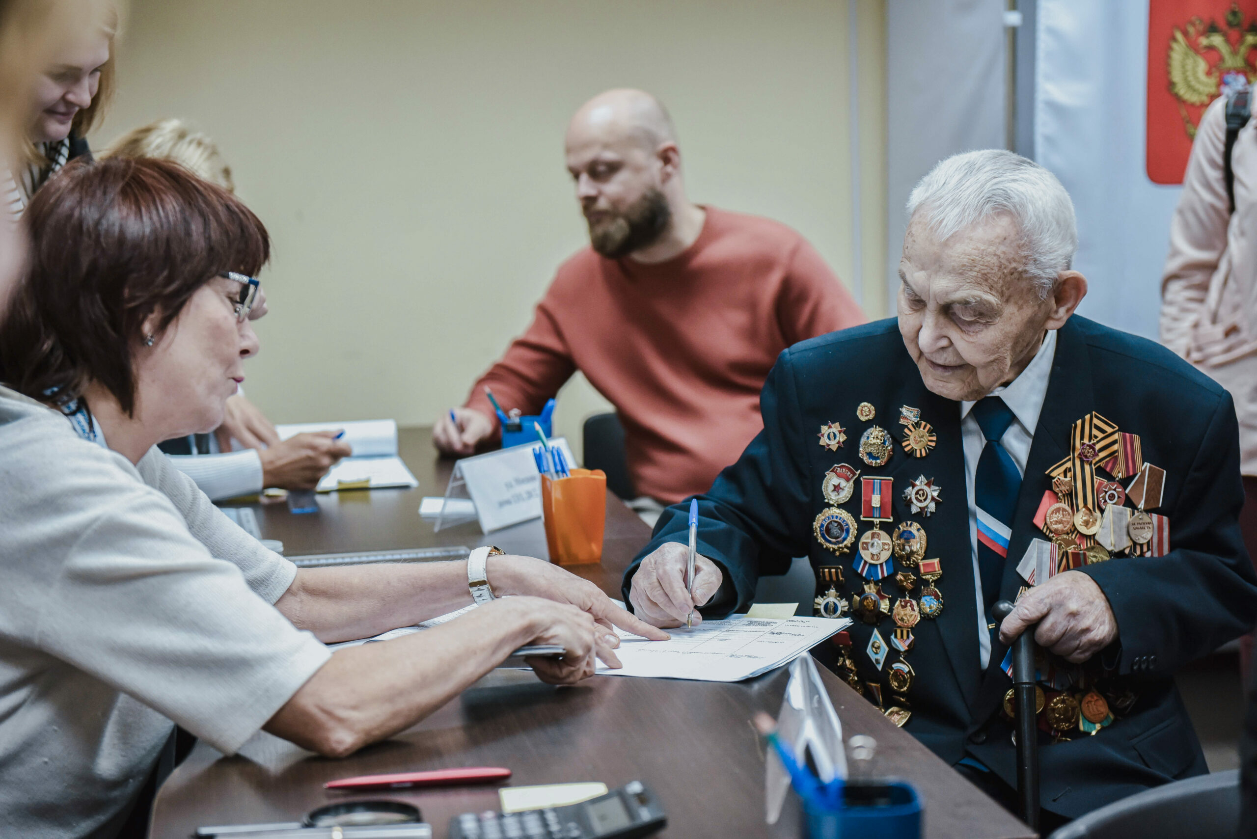 В Химках на выборах губернатора проголосовал ветеран ВОВ Юрий Двойкин - АБН  24