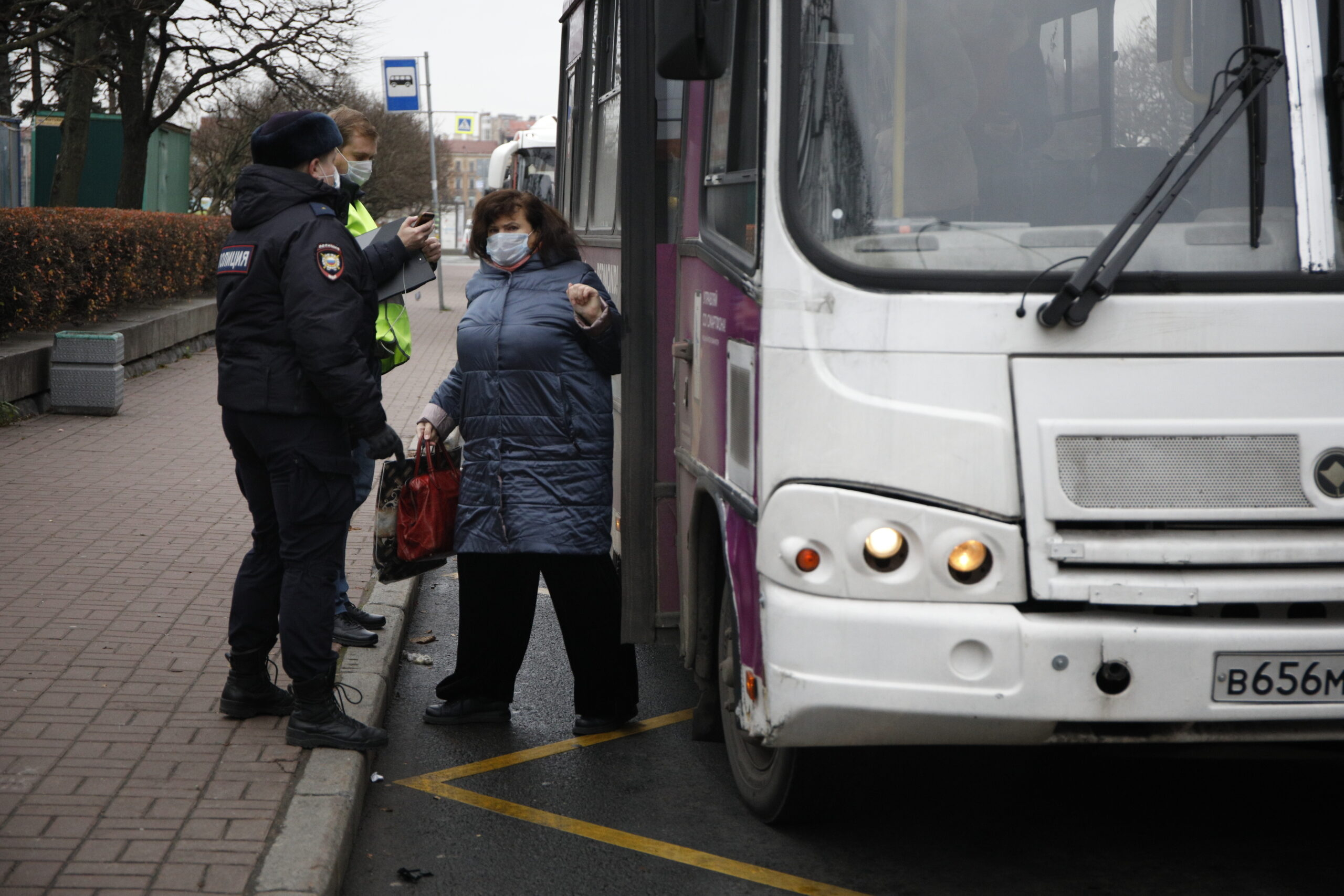 В Тульской области мигрантам запретят водить маршрутки и работать в  общепите - АБН 24