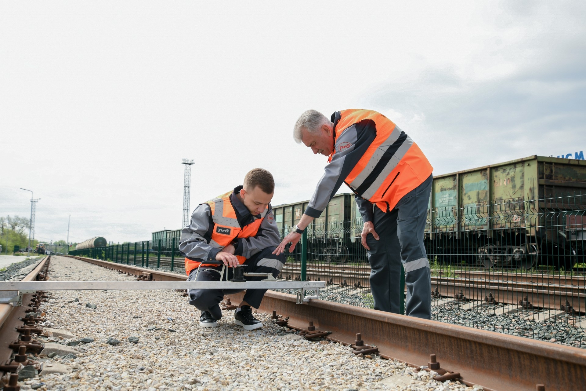 Ограждение вагонов с опасными грузами на сортировочных путях. Задачи на движение поезда. Переход через трамвайные пути. Подъездной путь жд. Задачи для составителя поездов.