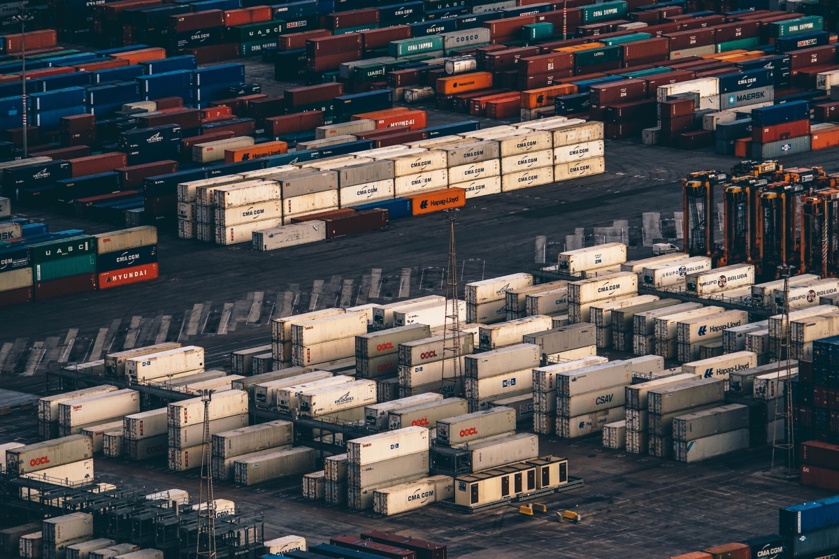 Склады транспортных организаций. Delivery Cargo Containers из Китая. Транс СИНЕРГИЯ контейнеры. Логистика. Транспортная логистика.
