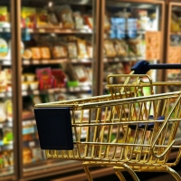 Эксперт Лачугин оценил перспективу снижения цен на социально значимые продукты 