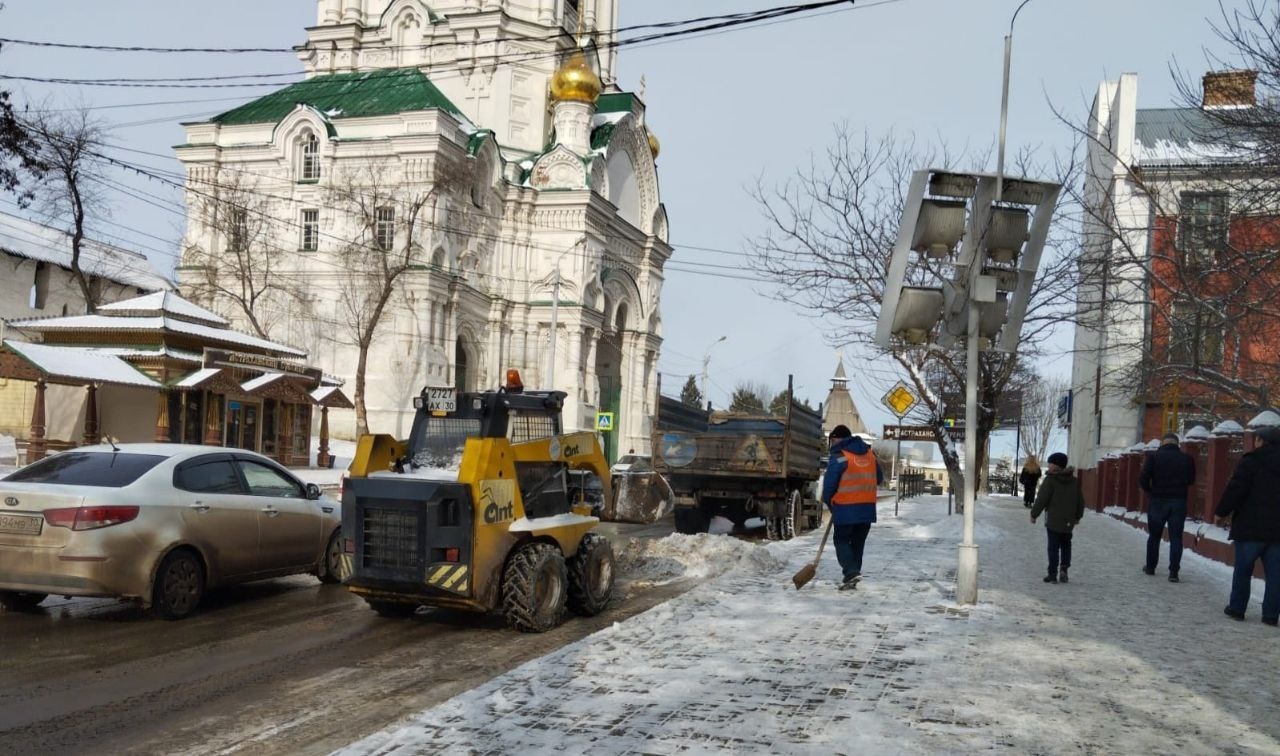 На улице Куйбышева в Астрахани очищают дорогу от наледи - АБН 24