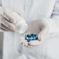 Лекарства с экранов: почему россияне покупают препараты из рекламы