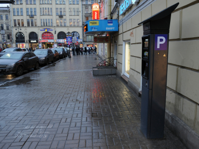 Водителей Петербурга предупредили о зимней уборке в зоне платной парковки