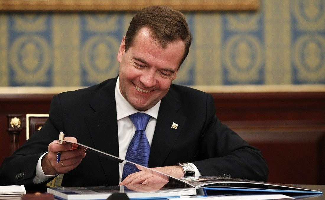 https://cdn.abnews.ru/storage/wp-content/uploads/2024/02/medvedev-smeetsya.jpg__0_0x0.jpg