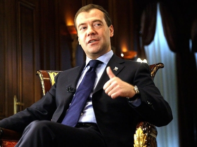 «Медведев смеется над Западом»: в Германии негодуют из-за шуток экс-президента РФ