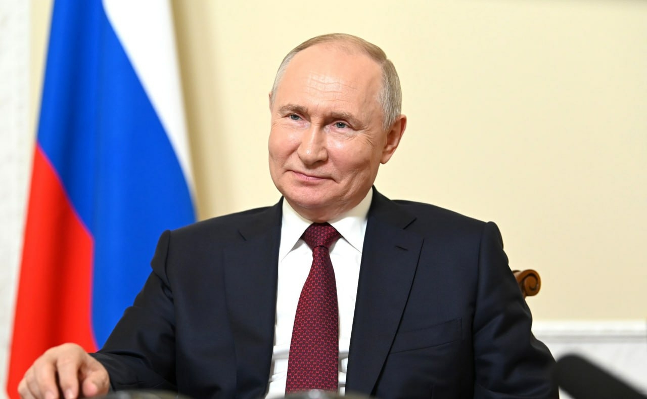 https://cdn.abnews.ru/storage/wp-content/uploads/2024/02/putin-ulybaetsya.jpg__0_0x0.jpg