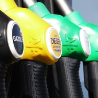 Топливо для россиян: может ли бензин подорожать до 100 рублей за литр