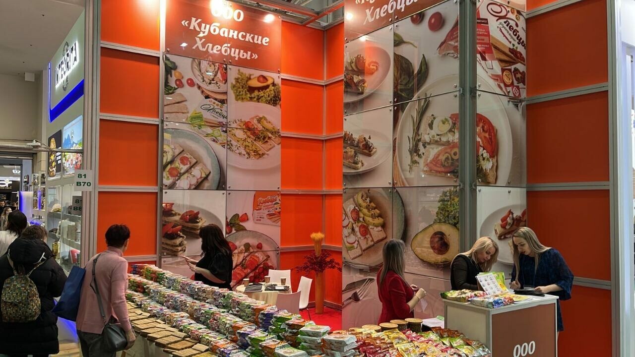 Веду несколько фирм. Команда в офисе. Бизнес команда документы. Бизнес команда. Фирма адидас.