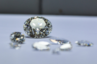 АЛРОСА и Минфин РФ заключили соглашение о выкупе алмазов в 2024 году - Фото