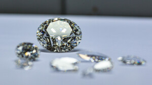АЛРОСА и Минфин РФ заключили соглашение о выкупе алмазов в 2024 году - Фото
