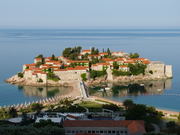 Власти Черногории вводят визы для российских граждан - Фото