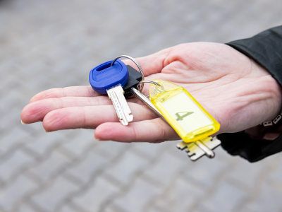 Жители аварийных домов в Светловском округе получили ключи от новых квартир