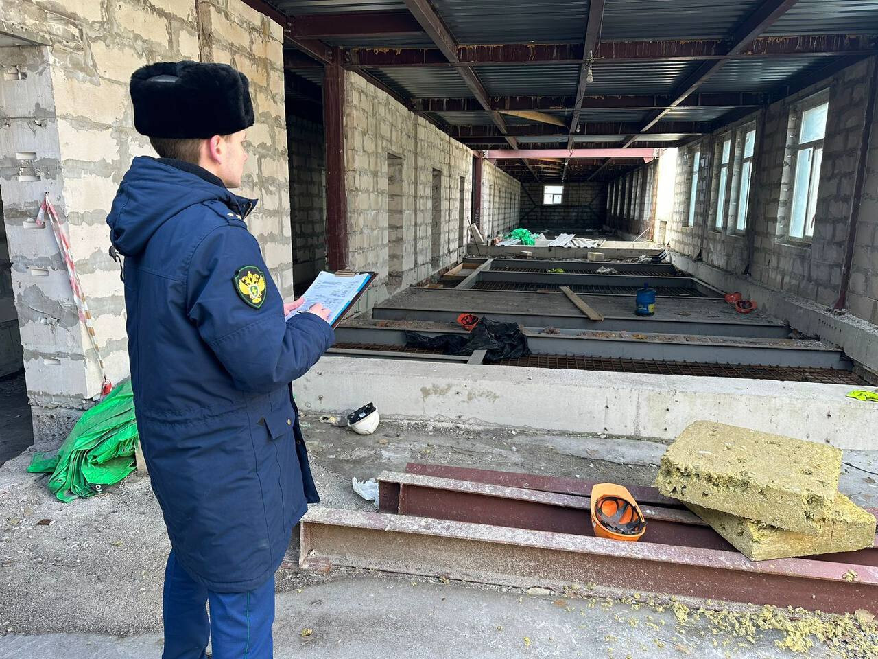 ремонтно дел. ремонт дело тонкое. столярный инструмент для стройки. ремонтно дел. работники на стройке.