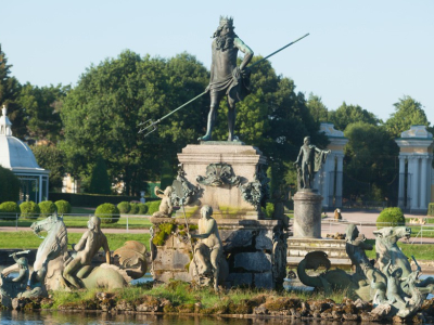 В Петергофе закрыли парки и сады из-за бури