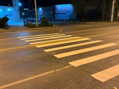 Пожилая астраханка погибла под колесами кроссовера на светофоре