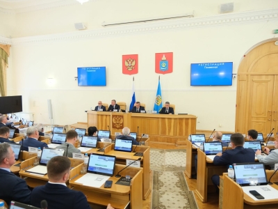Губернатор Астраханской области представил отчет о работе правительства региональным депутатам