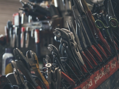 Таможенники Тюмени пресекли незаконный ввоз столярных инструментов