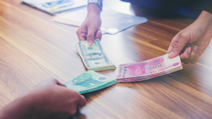 Юань и дирхам против доллара: реально ли появление новой мировой валюты