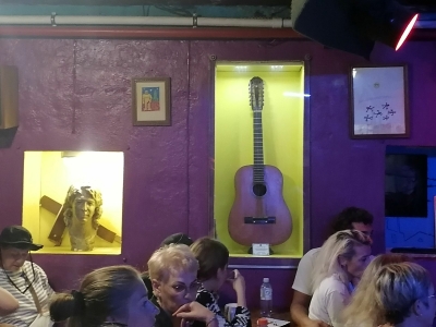 В Екатеринбурге продают гитару с автографом Самойлова