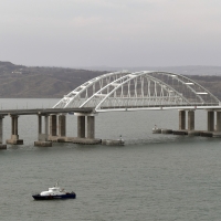 Почему пробки на Крымском мосту — не новость, а сезонная норма