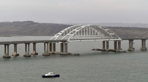 Почему пробки на Крымском мосту — не новость, а сезонная норма