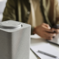 Слышит ли вас колонка: какие угрозы скрываются в «умных» устройствах