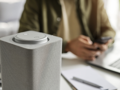 Слышит ли вас колонка: какие угрозы скрываются в «умных» устройствах