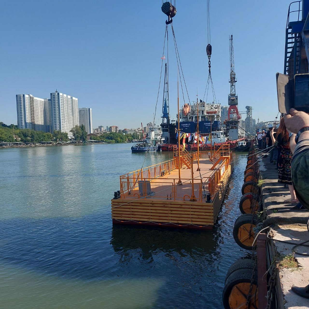 В Ростове спустили на воду первый причал для судов «Валдай» и «Метеор» -  АБН 24