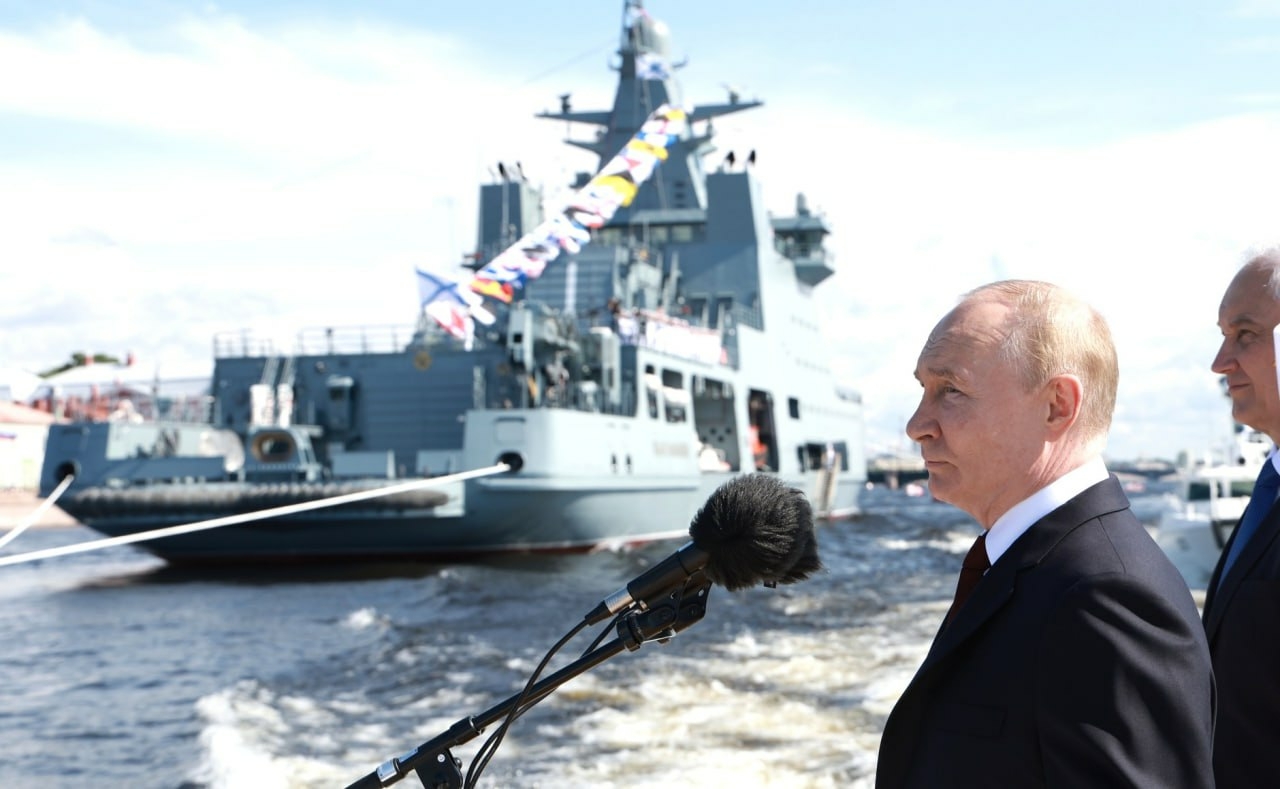 https://cdn.abnews.ru/storage/wp-content/uploads/2024/07/putin-na-parade-vmf.jpg__0_0x0.jpg