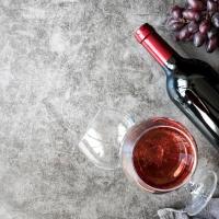 Алкогольный рынок: эксперт оценил рост цен на тихие и игристые вина 