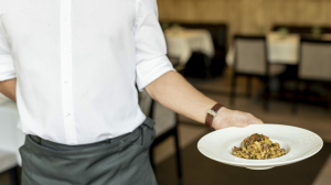 Рост цен и дефицит кадров: чем обернутся новые запреты для мигрантов в Петербурге