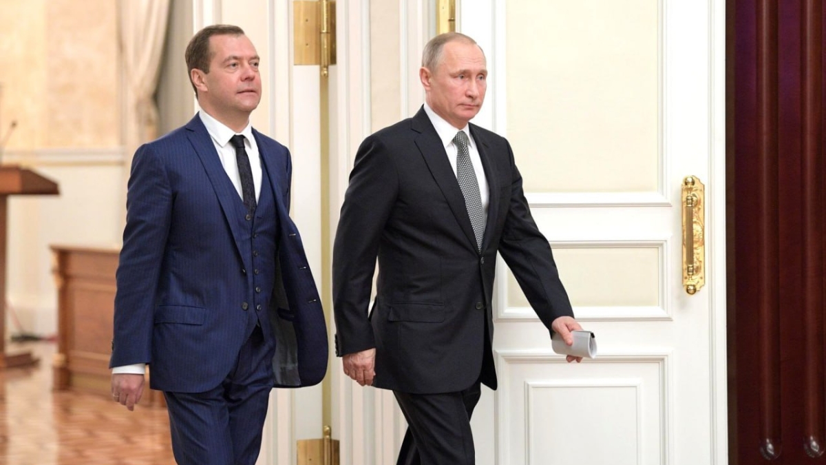 https://cdn.abnews.ru/storage/wp-content/uploads/2024/10/putin-i-medvedev-idut.jpg__1200_16x9.jpg