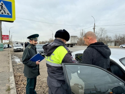 В Астрахани владельцам временно ввезенных авто напомнили таможенные правила