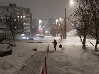 В Мурманске задействованы 126 уборщиков территорий и 121 единица техники для уборки снега