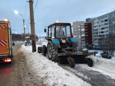 В Мурманске специалисты устраняют последствия снегопада