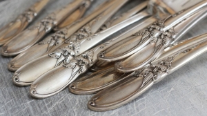 Серебро по цене золота: металл продолжает дорожать - Фото