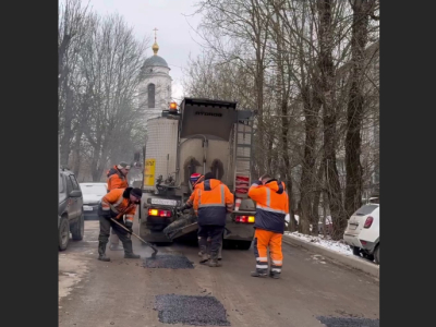 Калужские дорожники укладывают асфальт в снег