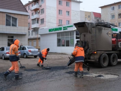 В Астрахани продолжаются ямочные ремонты дорог даже зимой