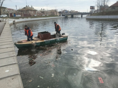 Зачистку акваторий городских водоемов от мусора начали в Астрахани