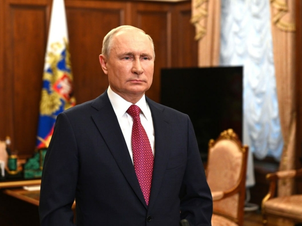 Путина наградили медалью за поддержку морского флота - Фото