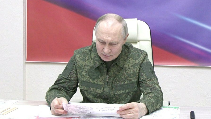 https://cdn.abnews.ru/storage/wp-content/uploads/2025/03/putin-v-kamuflyazhe.jpg__1200_16x9.jpg