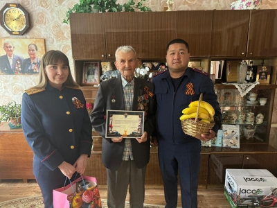 Астраханские следователи навестили 98-летнего ветерана в преддверии Дня Победы