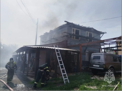 В Трусовском районе Астрахани сгорел двухэтажный жилой дом