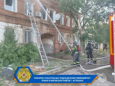 В Астрахани пожар охватил крышу дома на улице Чехова