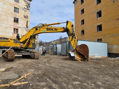 В Заозерске приступили к сносу двух аварийных домов