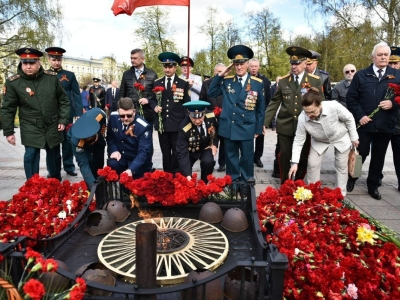 Губернатор Ярославской области возложил цветы к монументу «Вечный огонь»
