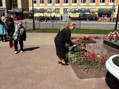 Глава калужского минздрава возложила цветы к памятнику Медицинским сестрам