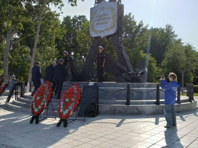 Астраханцы возложили венки к местам воинской славы